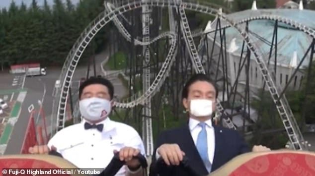 Eksekutif Fuji-Q, Daisuke Iwata dan Koichiro Hirouchi menjajal wahana tanpa teriak (Foto: Official Fuji-Q Highland)