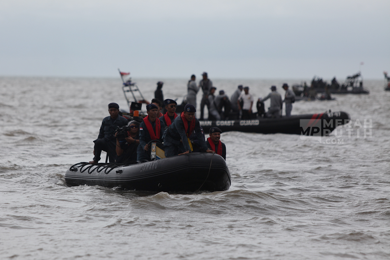 Pasukan Katak Marinir TNI AL mencabut pagar laut sepanjang 30 KM di Perairan Utara Tanjung Pasir, Kabupaten Tangerang, Banten, Rabu (22/1/2025).