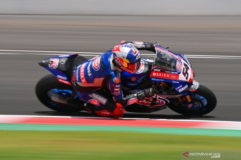 Pembalap tim Pata Yamaha With Brixx WorldSBK Toprak Razgatlioglu memacu kecepatannya saat sesi latihan bebas kedua (FP2) WSBK 2021 di Pertamina Mandalika International Street Circuit, Lombok Tengah, Nusa Tenggara Barat, Jumat (19/11/2021). ANTARA FOTO/Andika Wahyu/wsj. (ANTARA FOTO/ANDIKA WAHYU)