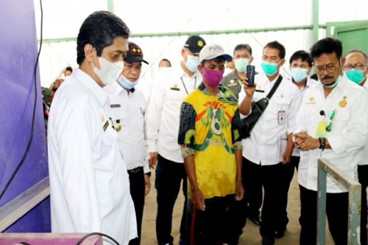 Mentan RI Syahrul Yasin Limpo bersama pejabat pemerintah pusat dan daerah meninjau penggilingan padi di Pulang Pisau, Rabu (16-12-2020). ANTARA/HO-Biro Adpim Kalteng