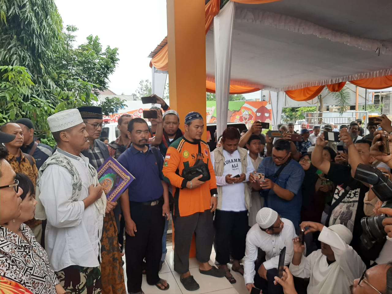 Pasangan Muhammad Ali-Achmad Abu Jazid (Alam) menjadi pasangan terakhir yang menyerahkan syarat dukungan ke KPU Solo, Minnggu (23/2). (MP/Ismail)