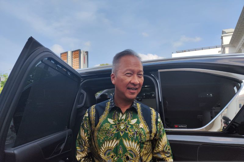 Menteri Perindustrian, Agus Gumiwang Kartasasmita, saat  di Istana Kepresidenan Jakarta, Senin (19/2). Foto: ANTARA/Mentari Dwi Gayati