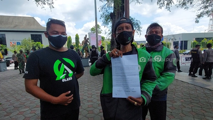 Driver Gojek demo di Balai Kota Solo menuntut perubahan tarif minimal Go Food, Senin (22/11). (MP/Ismail)