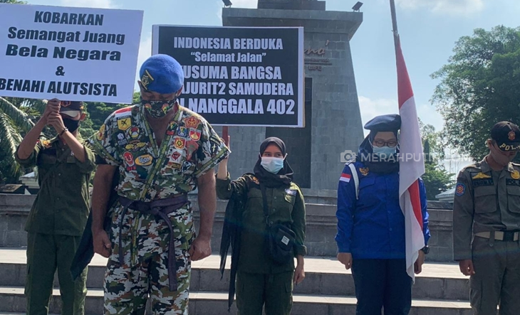  Kopral Kepala Cpm (Purn) Partika Subagyo Lelono mengelar aksi damai terkait tragedi KRI Nanggala 402, Senin (26/4). (MP/Ismail).