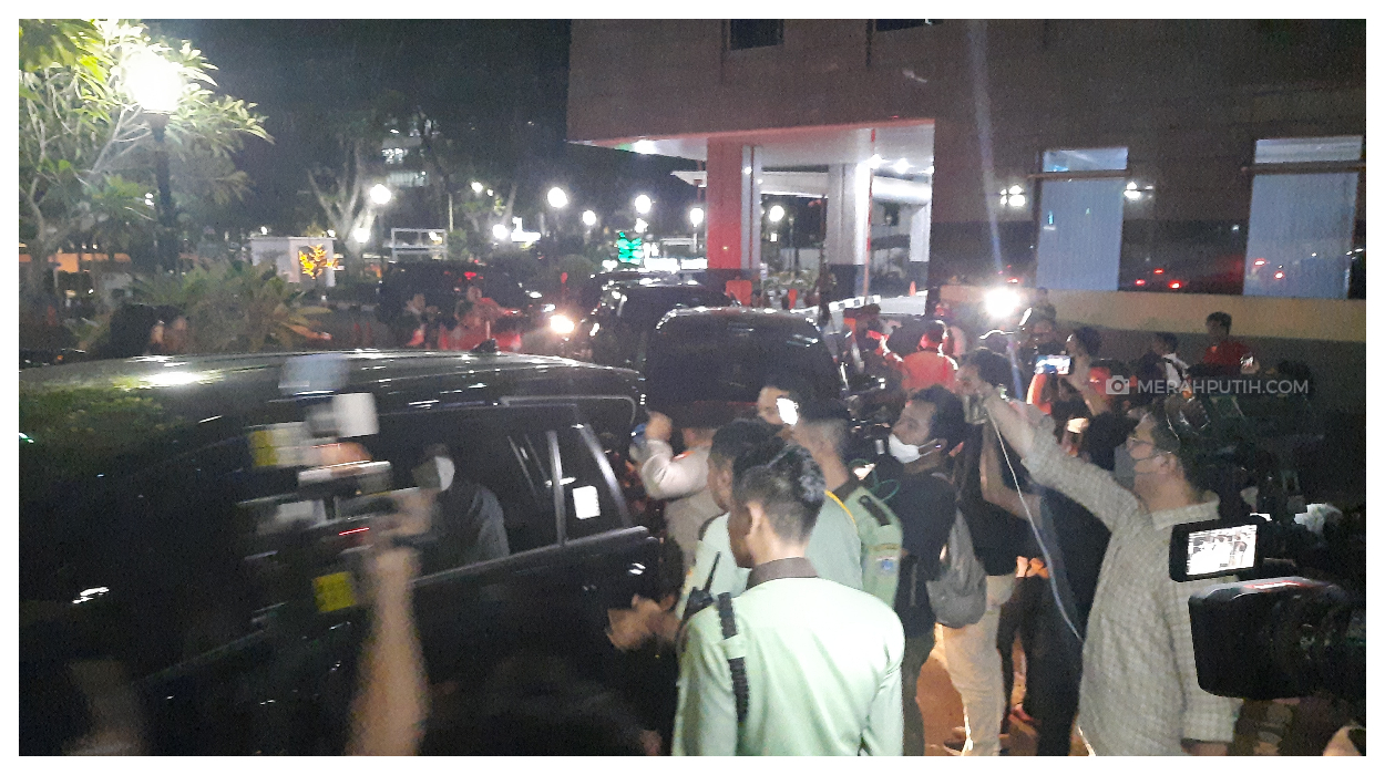 KPK Bawa Sejumlah Koper dari Gedung DPRD DKI