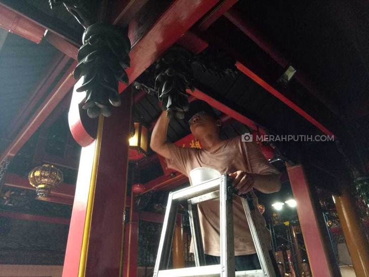 Jemaat Umat Buddha, Khonghucu, dan Taoisme membersihkan Klenteng Tien Kok Sie di Pasar Gede, Solo, Jawa Tengah, Senin (6/1). (MP/Ismail)