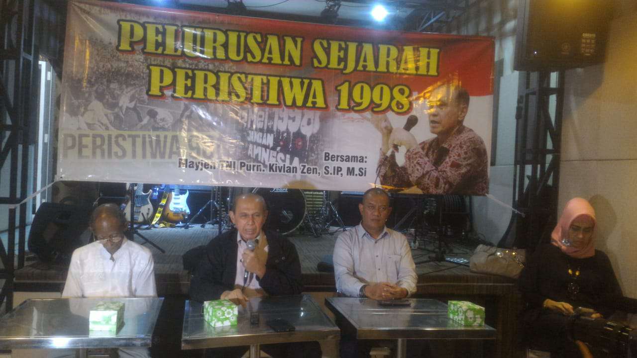 Mayjen Purnawirawan TNI Kivlan Zen dalam diskusi 'Pelurusan Sejarah 1998' di Wedangan Jagongan, Kelurahan Sriwedari, Kecamatan Laweyan, Solo, Jawa Tengah, Kamis (28/3) malam. (MP/Ismail)
