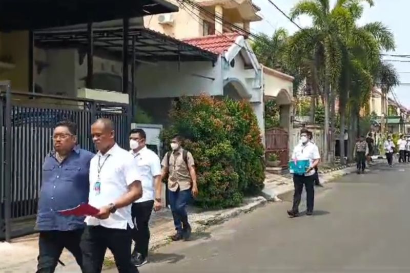 Selain di Jakarta, Polisi Geledah Rumah Firli Bahuri di Bekasi