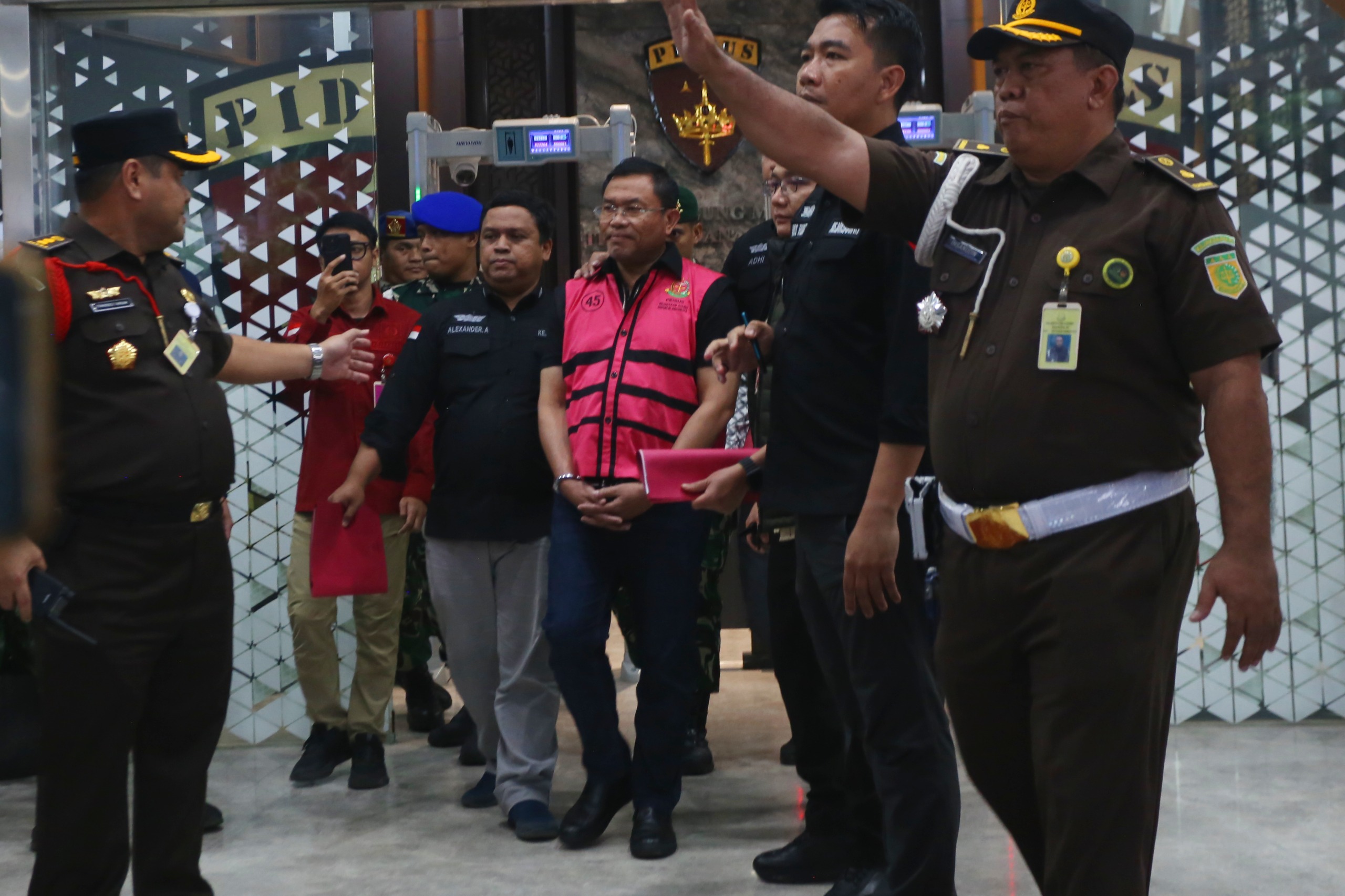 Eks Wakil Ketua BGN Sony Sonjaya digiring dengan tangan dibogrol ke mobil tahanan Kejagung pada Rabu (3/6). (MP/Didik)