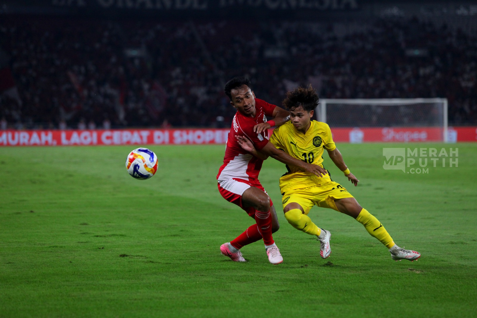 Pesepak bola Timnas U-23 Indonesia M Rayhan Hanna mencoba menghadang pesepak bola Timnas U-23 Malaysia Muhammad Shafizan Bin Moahammad Arshad (kanan) dalam pertandingan penyisihan Grup A Piala AFF U-23 2025 di Stadion Utama Gelora Bung Karno (SUGBK), Senayan, Jakarta, Senin (21/7/2025). 