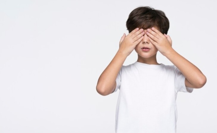 Anak indigo bisa bereaksi dengan cara yang berbeda atau berlebihan pada bau, cahaya, atau suara. (Foto: Freepik/Freepik)