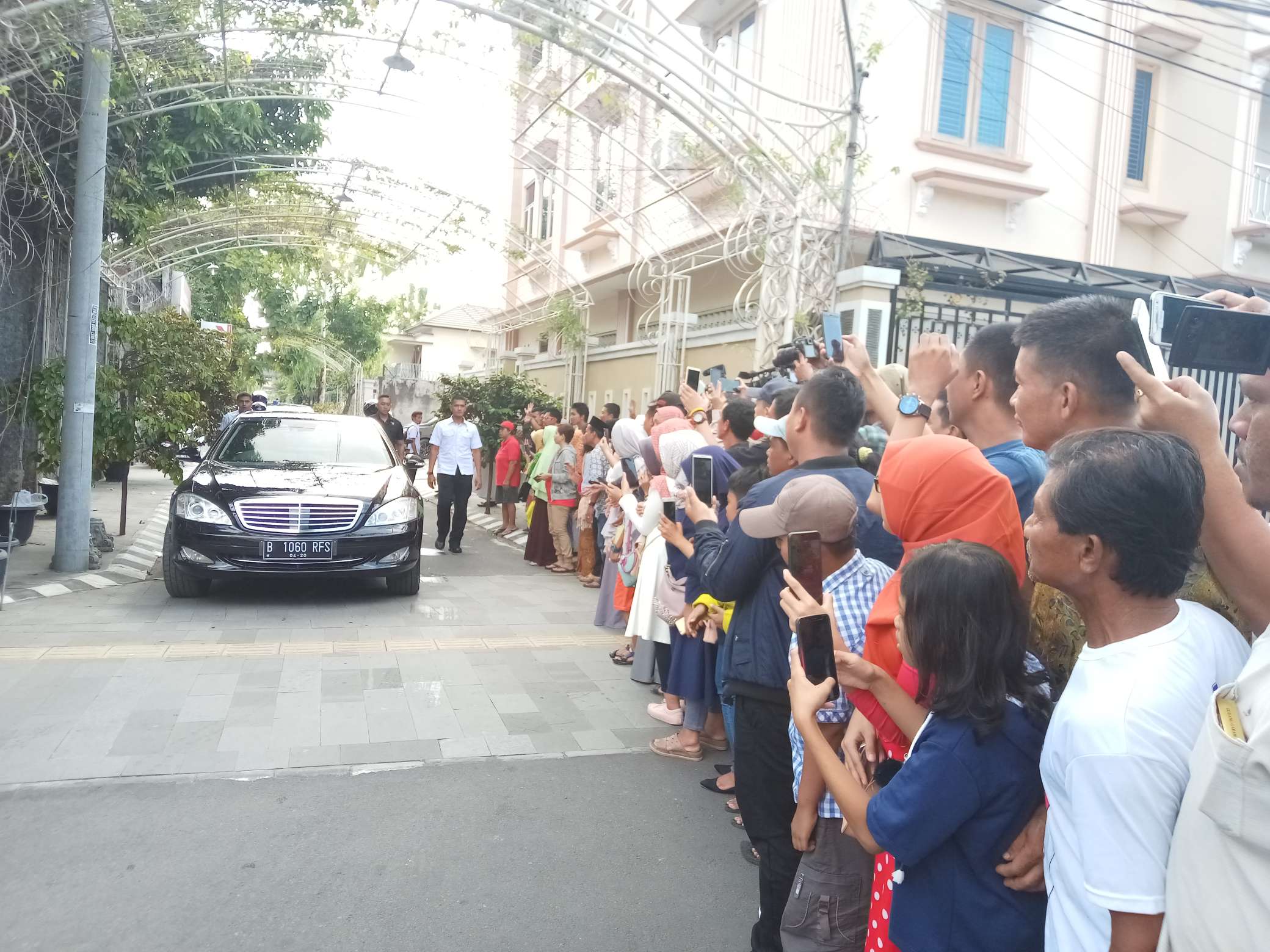 Warga mengantri di Jalan Kutai Utara RT 08 /RW 07, Kelurahan Sumber, Kecamatan Banjarsari, Solo, Jawa Tengah untuk bertemu Jokowi, Kamis (6/6). (MP/Ismail) 