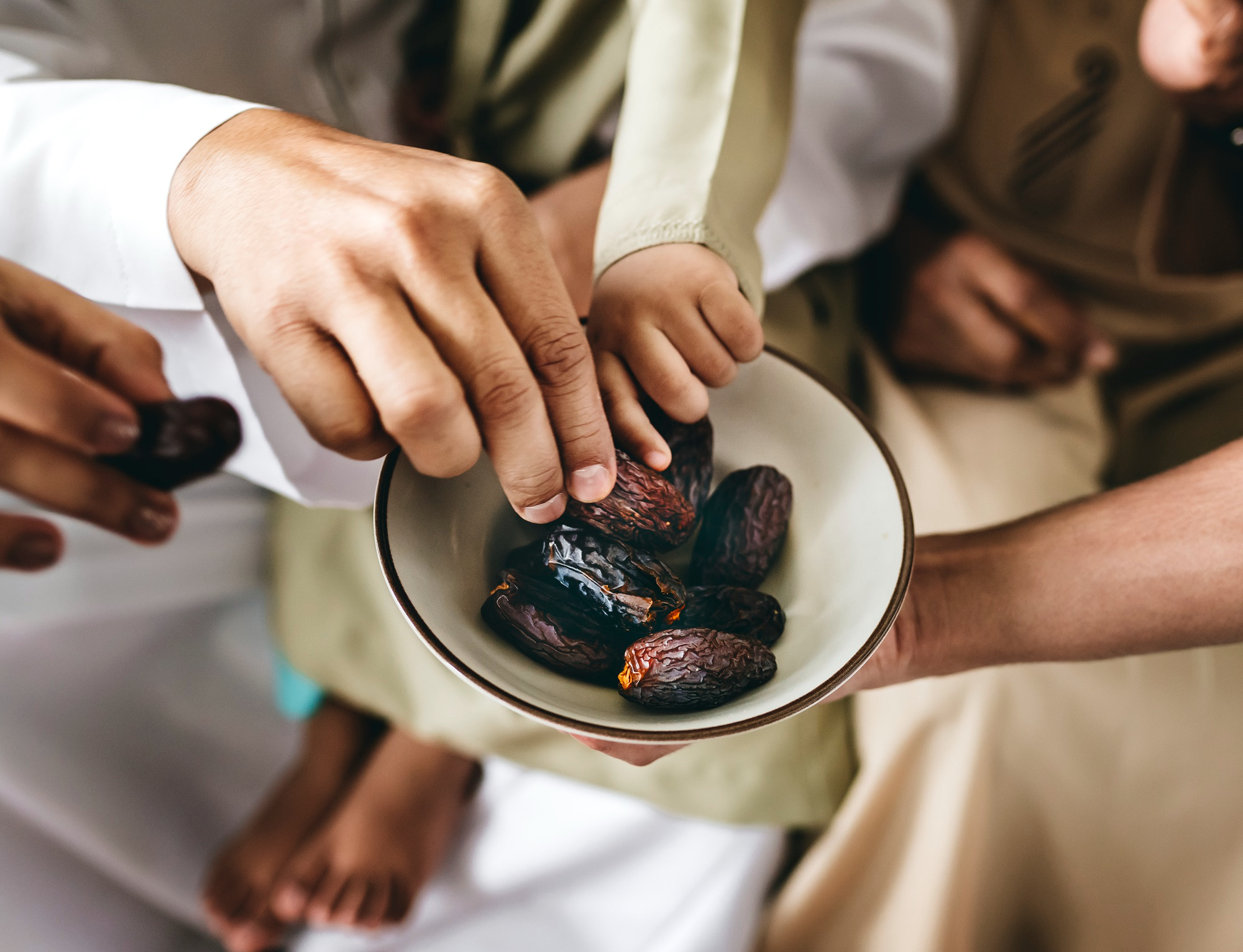 Sahur dianjurkan mendekati waktu subuh untuk mendapatkan keberkahan.