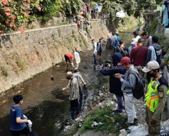Terciduk Tak Pakai Masker, Puluhan Orang di Solo Dihukum Bersihkan Sungai