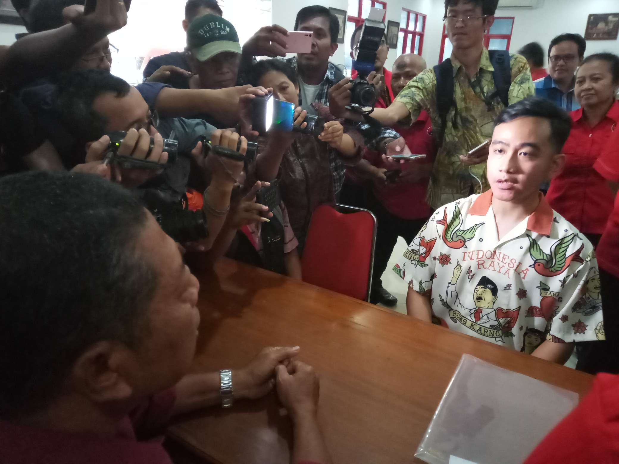 Putra sulung Presiden Jokowi, Gibran Rakabuming Raka resmi menjadi anggota Partai Demokrasi Indonesia Perjuangan (PDIP) Solo, Senin (23/9). Foto: Dok PDIP