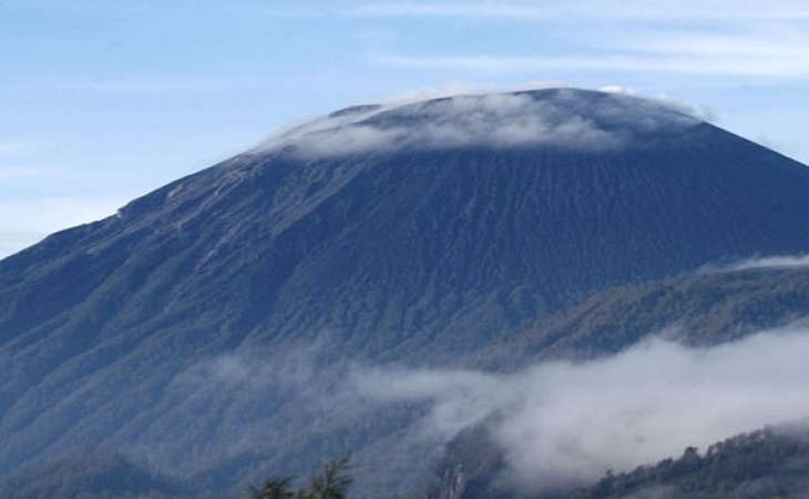  Para Pendaki Manfaatkan Momen Salju Turun di Puncak Gunung Semeru