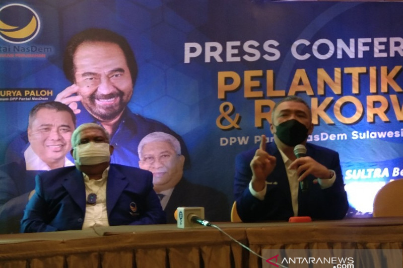 Wakil Ketua Umum DPP Partai NasDem, Ahmad Ali (kanan), saat konferensi pers usai pelantikan Ketua Dewan Pimpinan Wilayah NasDem Sulawesi Tenggara, Ali Mazi (kiri), di Kendari, Selasa (28/9/2021). ANTARA/Harianto