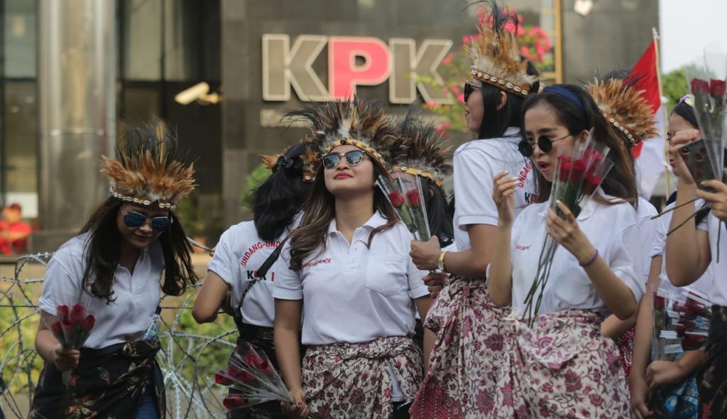 Sekelompok massa yang mengatasnamakan diri Masyarakat Penegak Demokrasi (MPD) dan Srikandi Milenials menggelar aksi demonstrasi di depan Gedung Merah Putih KPK, Kuningan, Jakarta Selatan, Jumat (27/9) kemarin. Foto: MP/Ponco