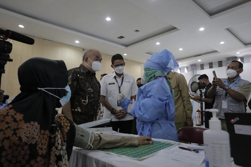 Menperekraf pantau vaksinasi di Yogyakarta. (Foto: Teresa Ika)