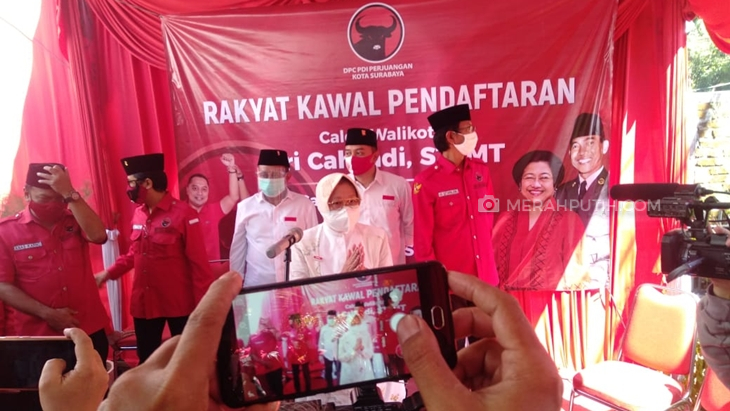 Ery Cahyadi dan Armuji mendaftar ke KPU Surabaya, Jalan Aditya Warman, Surabaya, Jumat (4/9). (Foto: MP/Budi Lentera)