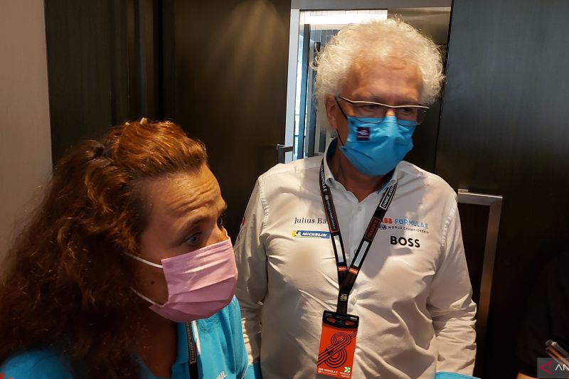 Event Director Formula E Gemma Roura Serra (kiri) dan Principle Safety Consultant Formula E, Richard Bates, memberikan keterangan kepada wartawan dalam jumpa pers di Jakarta, Minggu (29/5). ANTARA/Fianda Sjofjan Rassat