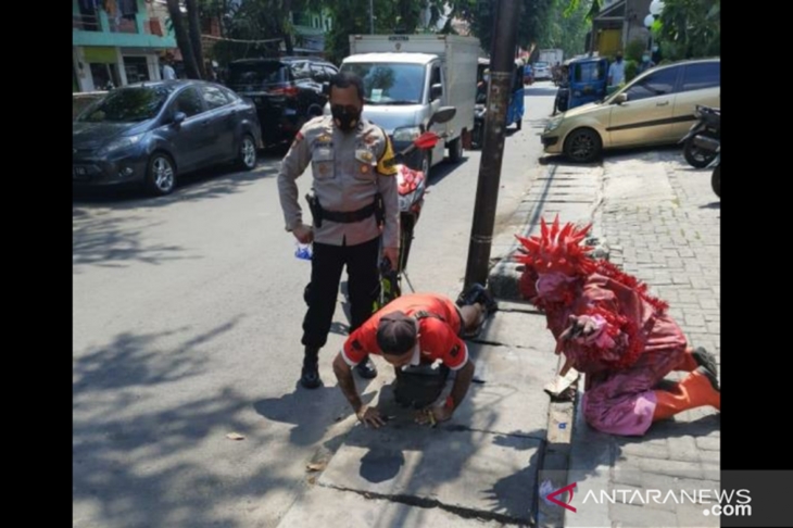 "Virus Covid-19" mengganggu pelanggar protokol kesehatan mewarnai pelaksanaan kampanye 3M di depan Puskesmas Kecamatan Tambora, Jakarta Barat, Rabu (30/9/2020). (ANTARA/HO-Sudin Kominfotik Jakarta Barat)