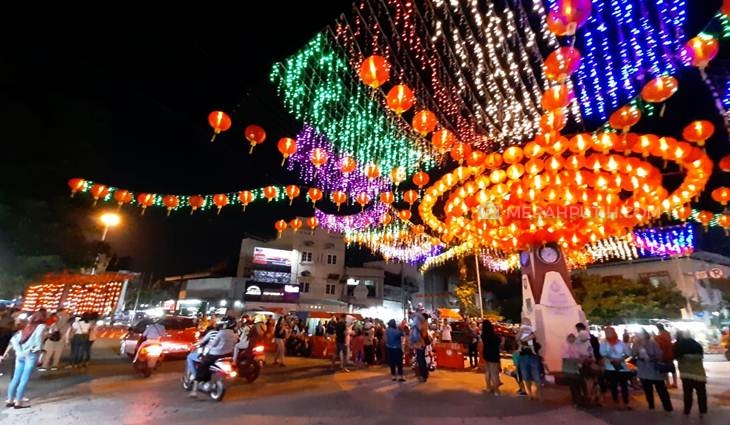 Ribuan Lampion Imlek Mulai Dinyalakan, Warga Padati Kawasan Pasar Gede untuk Berswafoto
