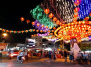 Ribuan Lampion Imlek Mulai Dinyalakan, Warga Padati Kawasan Pasar Gede untuk Berswafoto