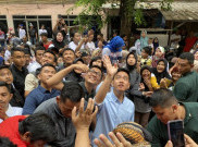 Kampanye di Cilincing, Gibran Bagi-bagi Buku ke Warga