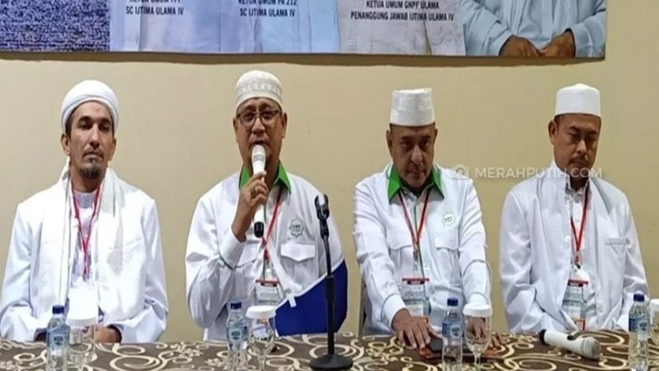 Ketua SC Ijtima Ulama IV Ustaz Edi Mulyadi (tengah) memberikan keterangan pers di Sentul, Bogor, Jawa Barat, Senin (5/8) (MP/Kanu)