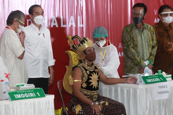 Gatotkaca ikut disuntik vaksin COVID-19. (Foto: Humas Kepatihan dan Biro Setpres)