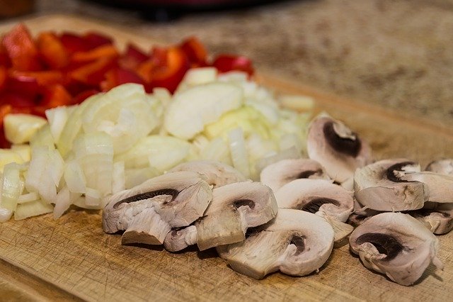 Letakkan kain basah agar talenan tidak bergerak.  (Foto: pixabay/niekverlaan)