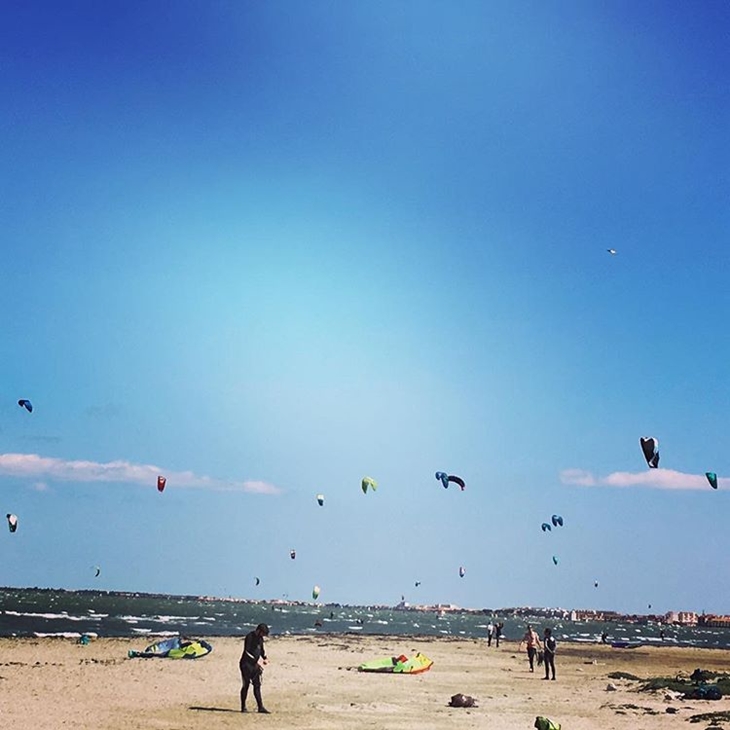 Leucate merupakan tempat kitesurfing untuk semua tingkat keahlian. (Foto: instagram.com/jugantaviure)