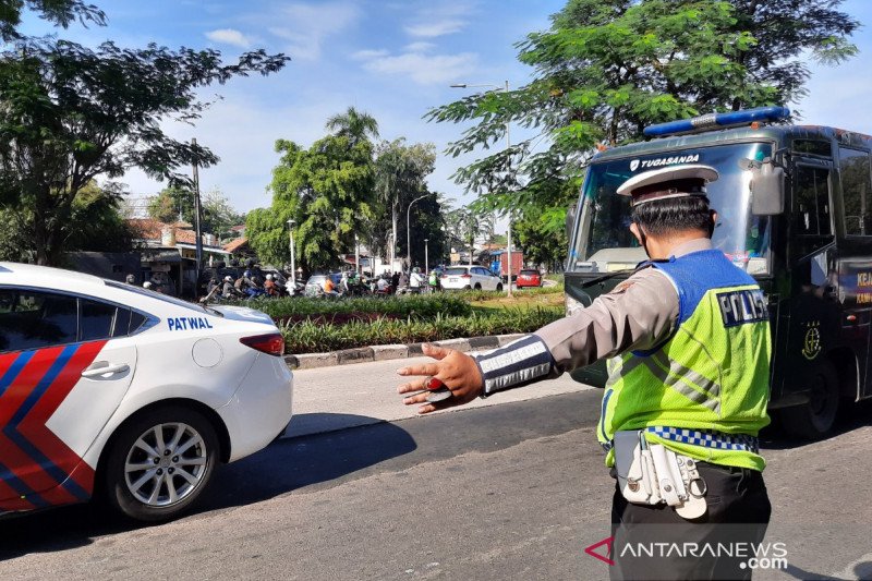 Kendaraan tahanan yang membawa Rizieq Shihab tiba di Pengadilan Negeri Jakarta Timur, Jumat pagi (26/3/2021). ANTARA/Yogi Rachman