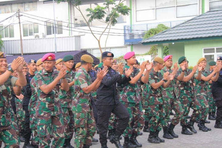 Para prajurit TNI saat merayakan HUT ke-74 TNI di Halim Perdana Kusuma Jakarta