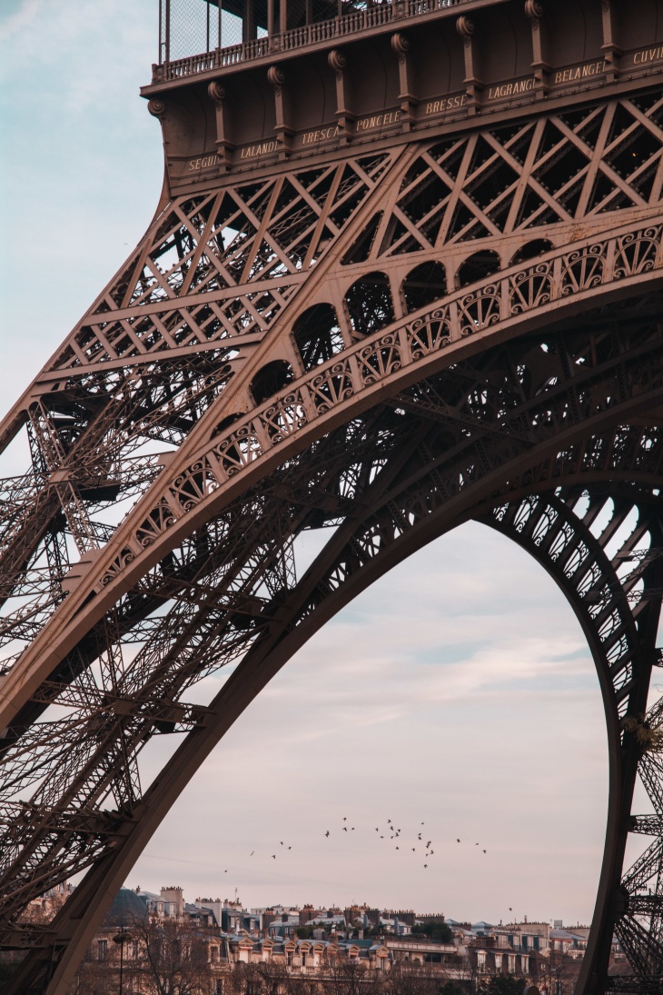 Warna emas adalah warna yang diinginkan oleh sang pendiri menara, Gustave Eiffel. (Foto: freepik/wirestock)