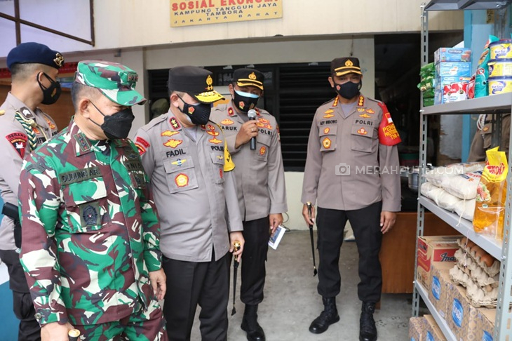 Kapolda Metro Jaya Irjen Fadil Imran dan Pangdam Jaya Mayjen Dudung Abdurachman meninjau langsung Kampung Tangguh Jaya Tambora. (Foto: MP/Kanugrahan)