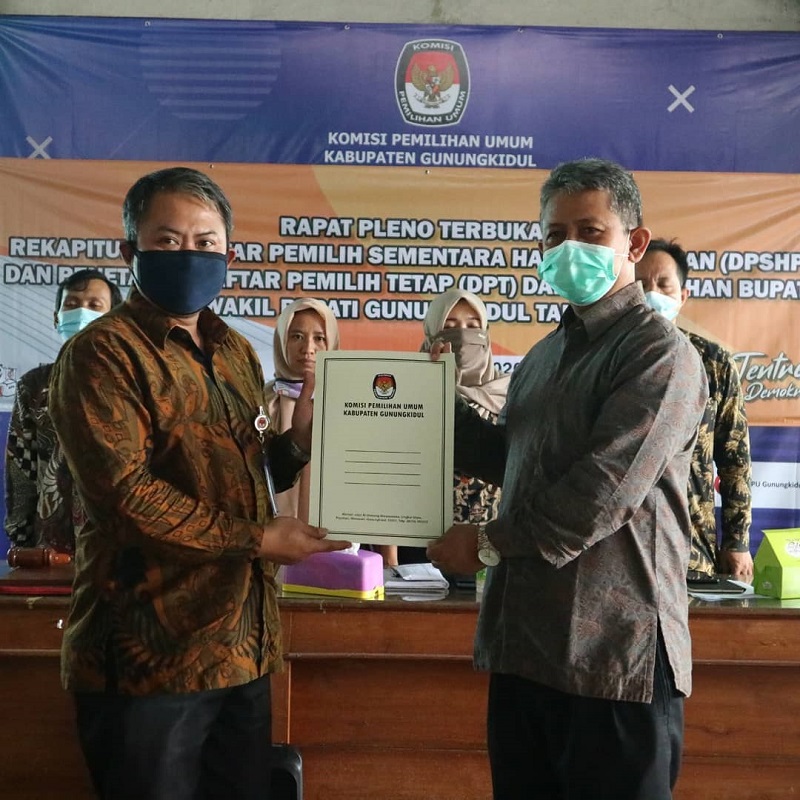 Ketua KPU Gunung Kidul Ahmadi Ruslan Hani  (kiri)  (Foto: MP/ Teresa Ika).