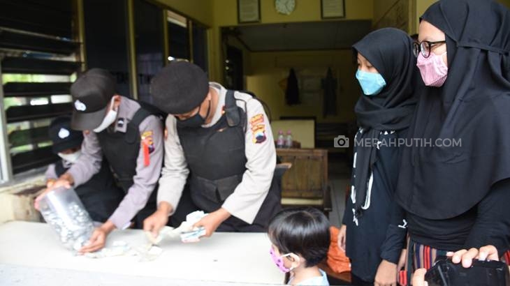 Pelajar Kakak Beradik Sumbangkan Uang Tabungan Selama Setahun untuk Penanganan COVID-19