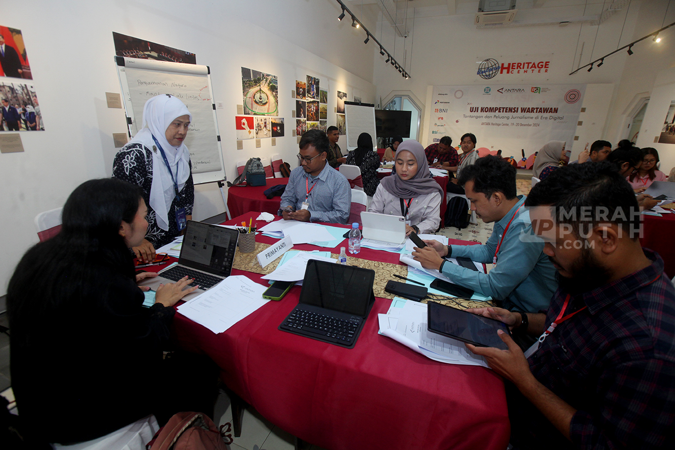 Suasana Uji Kompetensi Wartawan (UKW) jenjang muda oleh Lembaga Pendidikan Jurnalistik ANTARA (LPJA) di Antara Heritage, Pasar Baru, Jakarta Pusat, Kamis (19/12/2024).