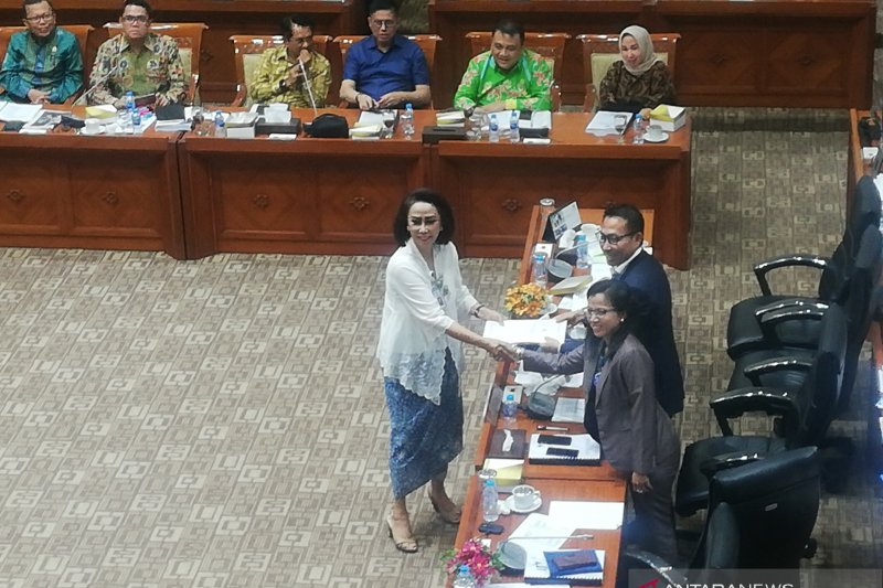 Ketua Pansel Capim KPK Yenti Ganarsih menyerahkan hasil asesmen capim KPK kepada Komisi III DPR RI, di Gedung MPR-DPR, Jakarta, Senin (9/9/2019) (Zuhdiar Laeis)