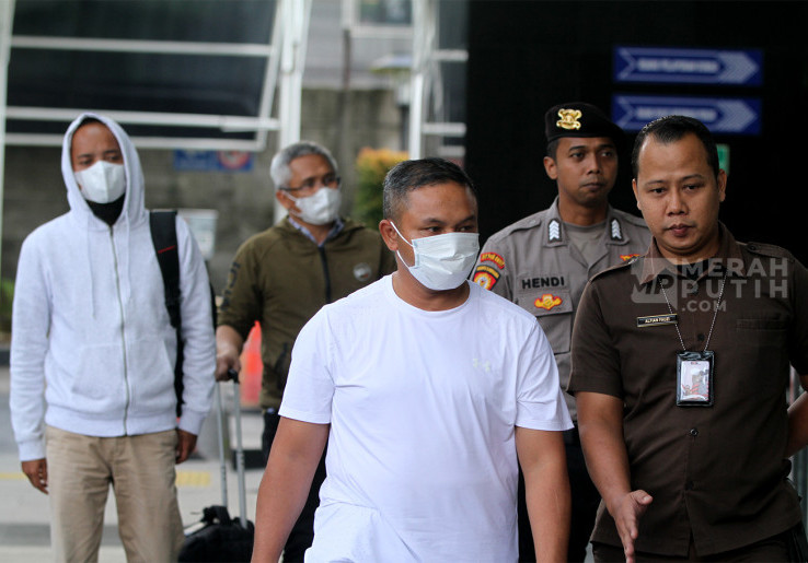 Staf Ahli Gubernur Riau Dani M. Nursalam Serahkan Diri ke KPK Usai OTT