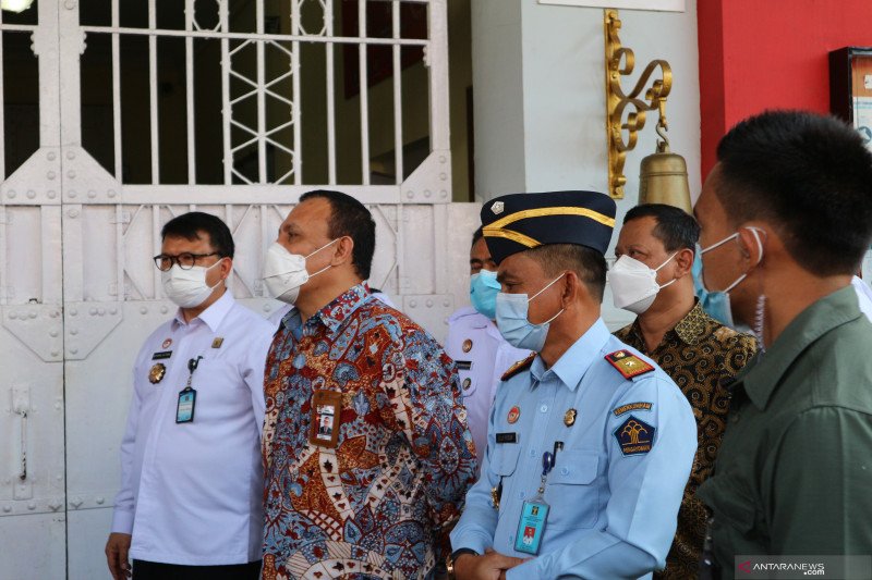 Dirjen Pemasyarakatan Reynhard Silitonga dan Ketua KPK Firli Bahuri (kiri ke kanan) di Lembaga Pemasyarakata (Lapas) Sukamiskin, Bandung, Rabu (31-3-2021). ANTARA/Desca Lidya Natalia