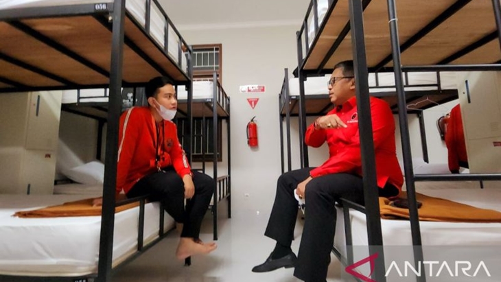 Sekjen PDIP Kunjungi Gibran di Barak Sekolah Partai
