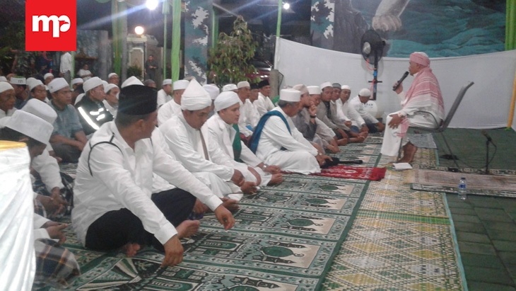 Pangkostrad Salat Tarawih Bersama Warga Medan