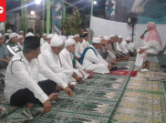 Pangkostrad Salat Tarawih Bersama Warga Medan