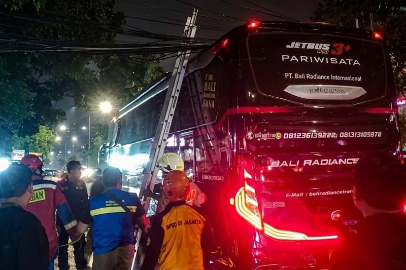 Tiang Optik di Mangga Besar Roboh Imbas Kebanyakan Kabel dan Korosi 