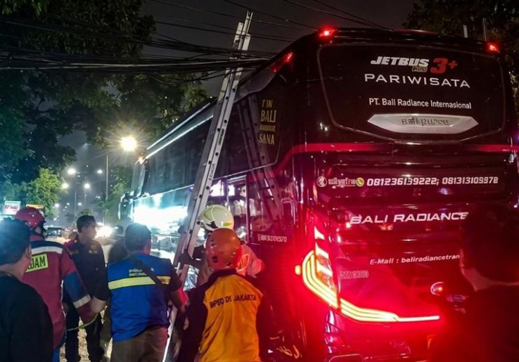 Tiang Optik di Mangga Besar Roboh Imbas Kebanyakan Kabel dan Korosi 