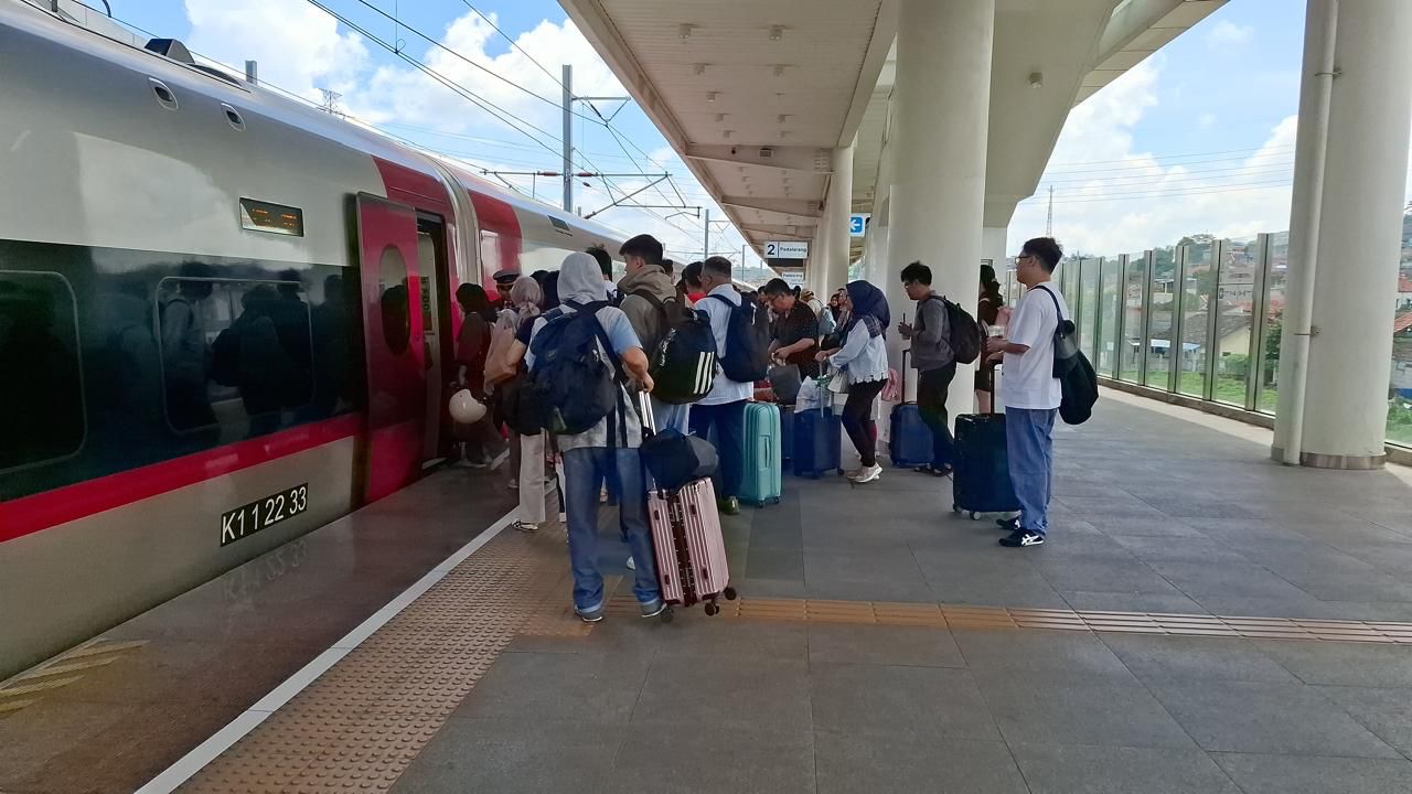 Puncak Arus Balik Mudik Lebaran 2025, 22 Ribu Penumpang Whoosh Kembali ke Jakarta