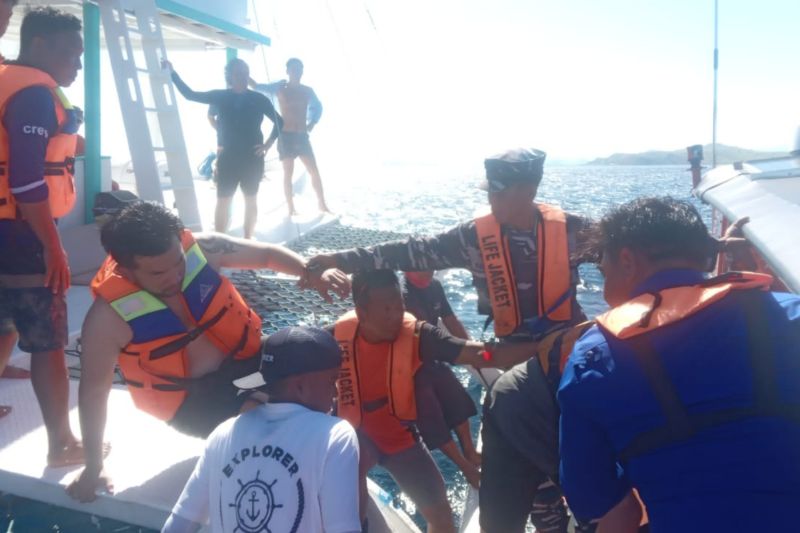 Kapal Pinisi Membawa 26 Wisatawan Terbakar di Labuan Bajo
